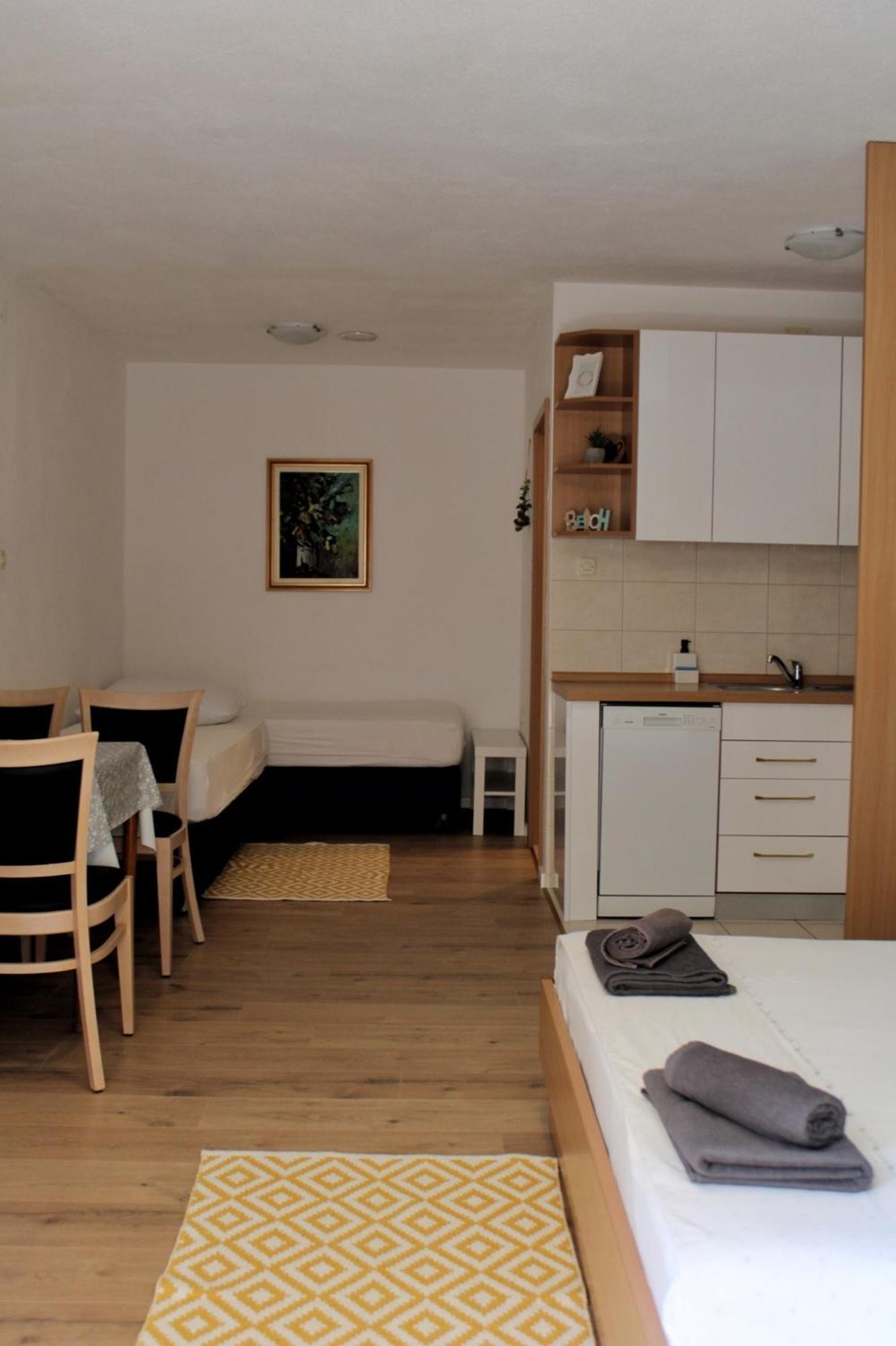 Studio Laura-Spacious Studio On The Main Beach Makarska Exterior photo