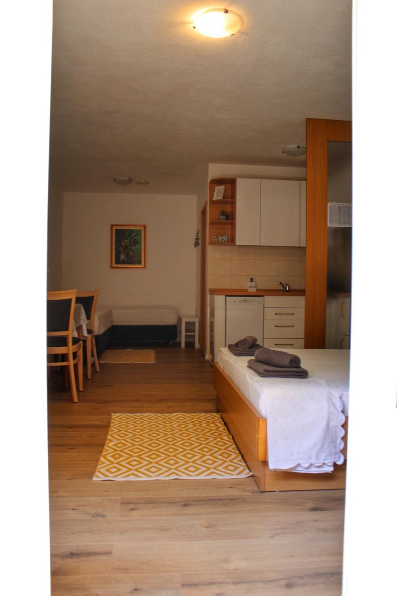 Studio Laura-Spacious Studio On The Main Beach Makarska Exterior photo